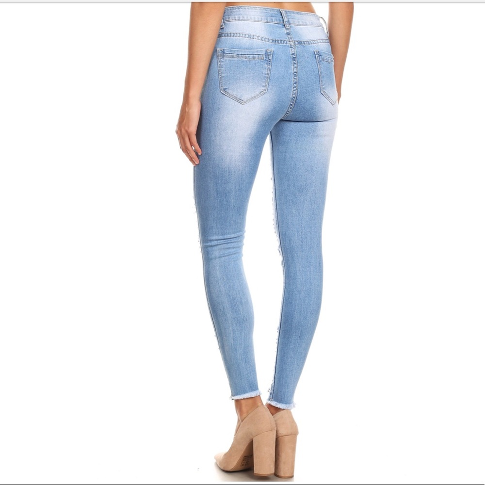 ‼️CLEARANCE‼️ Light Wash Distressed Jeans - Picture 7 of 8